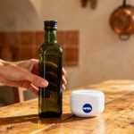 El aceite de oliva y la crema Nivea: el secreto de belleza que arrasa entre las mujeres