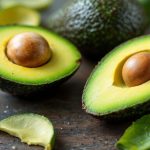 Las cáscaras de aguacate tienen más usos de los que imaginas: te encantarán