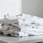 Ni lavadora ni suavizante: el error que daña tu ropa blanca sin que lo notes